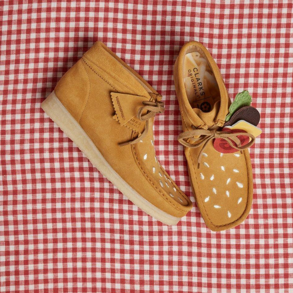 Clarks Signature / Wallabee Boot Tan Embroidery