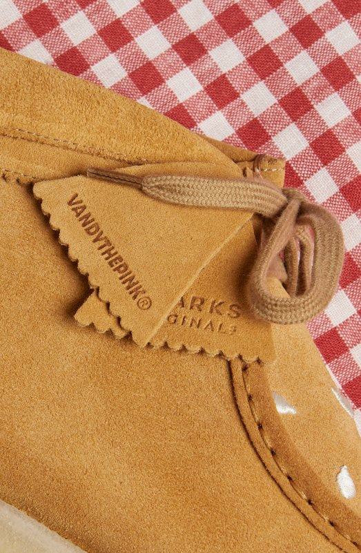 Clarks Signature / Wallabee Boot Tan Embroidery