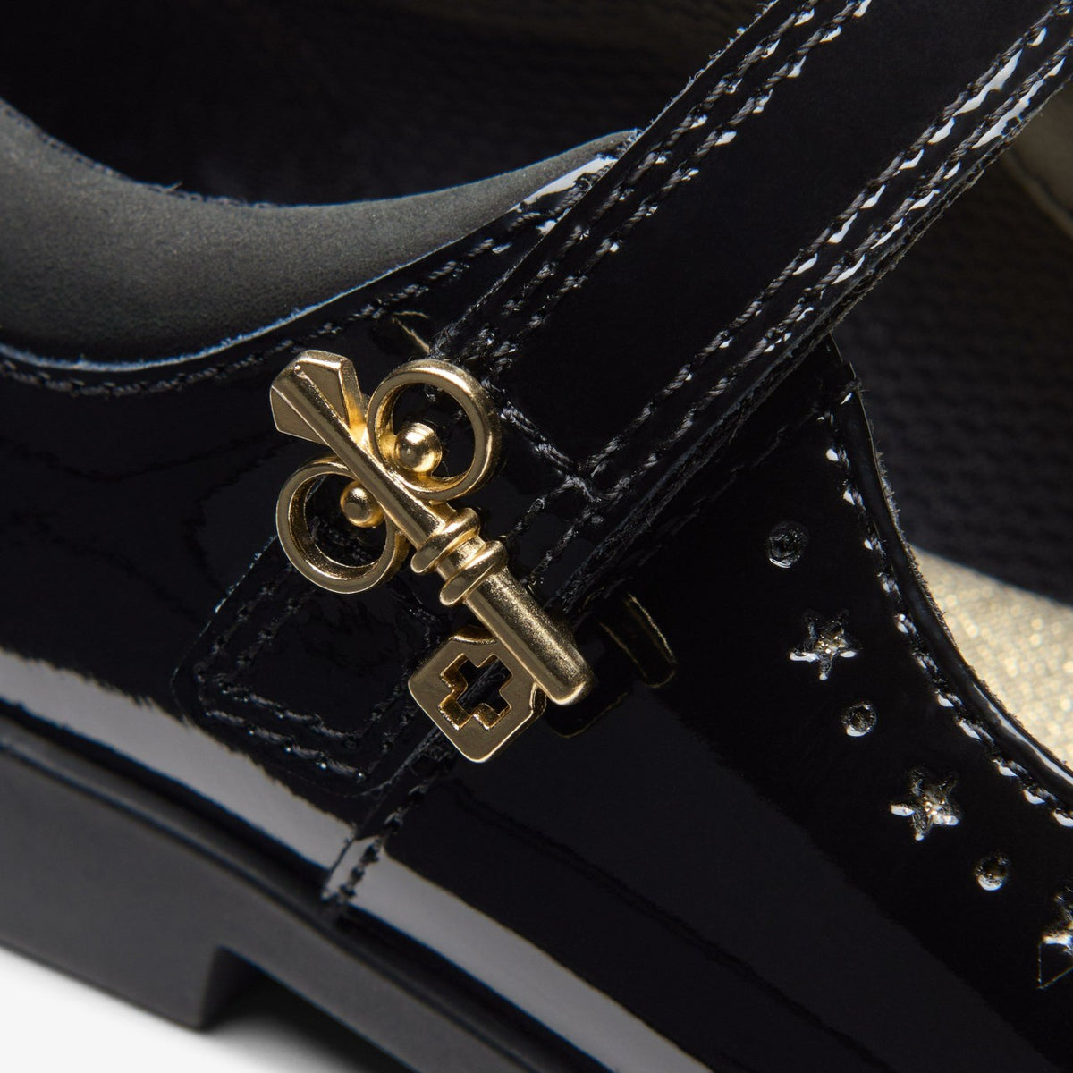 Clarks Deals / Lock Magic Kid Black Patent