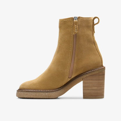 Clarks Trending / Cassiano Zip Ankle Boot Light Tan Suede