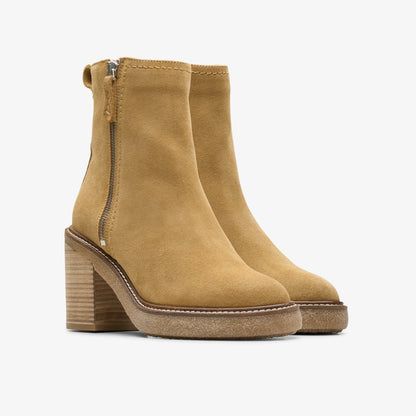 Clarks Trending / Cassiano Zip Ankle Boot Light Tan Suede