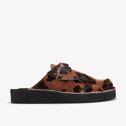 Clarks Sale / Desert Nomad Mule Brown Cow Print