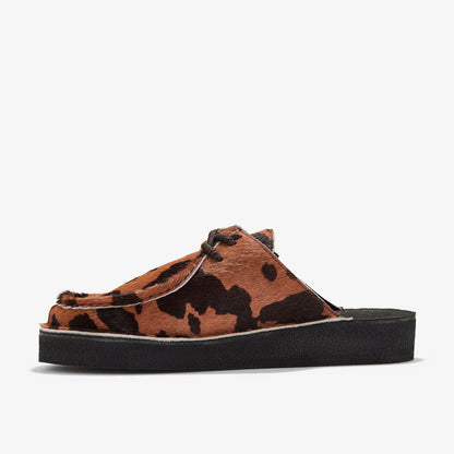 Clarks Sale / Desert Nomad Mule Brown Cow Print