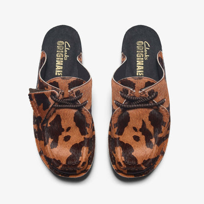 Clarks Sale / Desert Nomad Mule Brown Cow Print