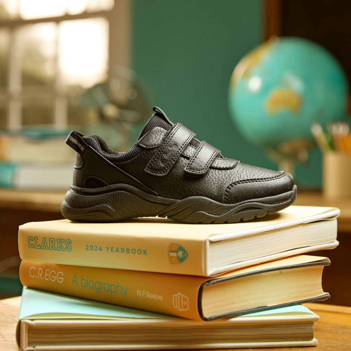 Clarks Classic / Feather Shine Kid Black